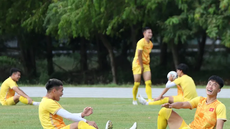 Các cầu thủ thoải mái trên sân tập chiều 19-8