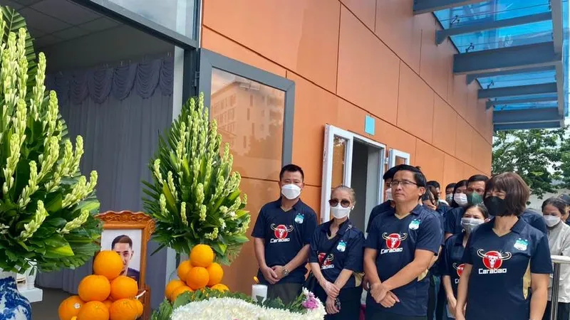 Đại diện CLB Hoàng Anh Gia Lai và cổ động viên đội bóng này tiễn biệt tiền đạo Paollo