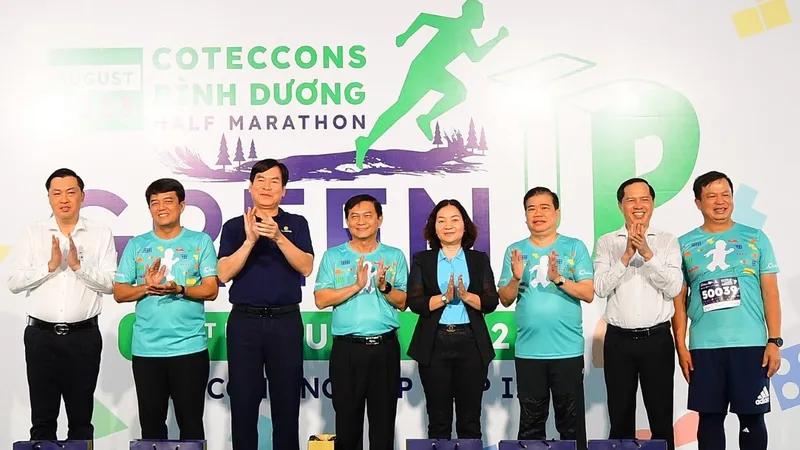 Lãnh đạo tỉnh chụp hình lưu niệm cùng Ban tổ chức giải