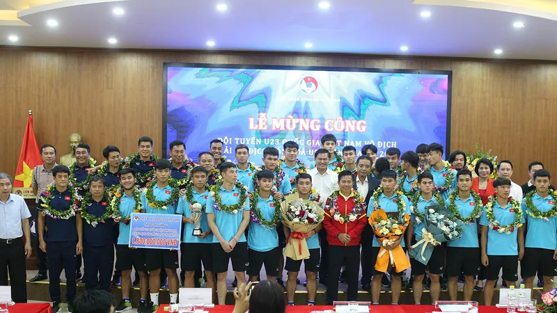 Lãnh đạo Cục TDTT, VFF chụp ảnh lưu niệm cùng toàn đội U23 Việt Nam tại lễ mừng công