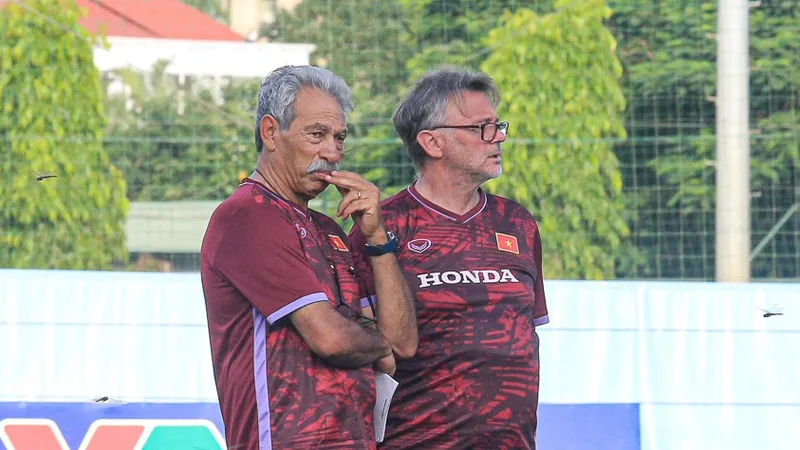 HLV Troussier cùng trợ lý Hatem Souissi trên sân tập ngày 28-8