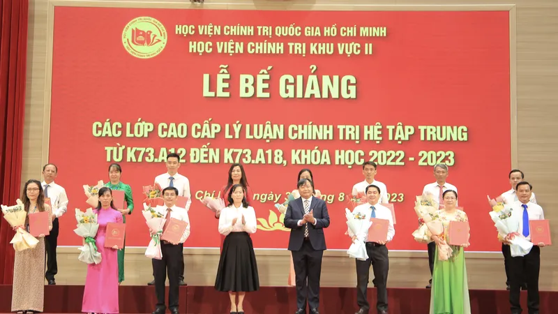 PGS.TS Nguyễn Quốc Dũng (Giám đốc Học viện chính trị KV2) trao bằng tốt nghiệp cho các học viên vào sáng ngày 30-8.