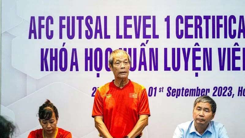 Giảng viên Ngô Lê Bằng đánh giá tổng kết tại lễ bế mạc