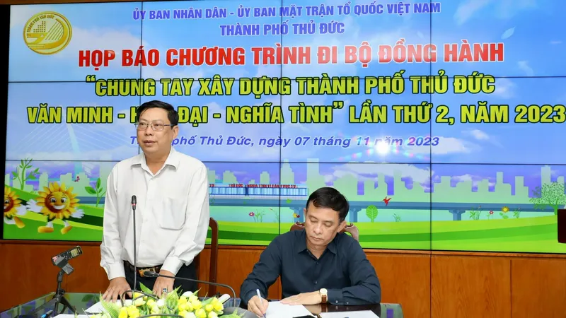 Chủ tịch UBMTTQ Việt Nam Thành phố Thủ Đức Trần Hữu Phước thông tin về chương trình tại buổi họp báo sáng 7-11. Ảnh: DŨNG PHƯƠNG