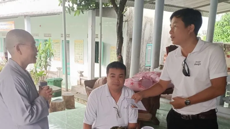 Ông Phan Văn Tuất - Ban Tổ chức và các đội bóng đã quyên góp ủng hộ Chùa Phước Thiện tại Bình Thuận