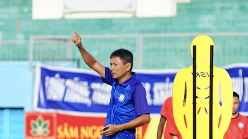 HLV Võ Đình Tân chia tay CLB Khánh Hòa
