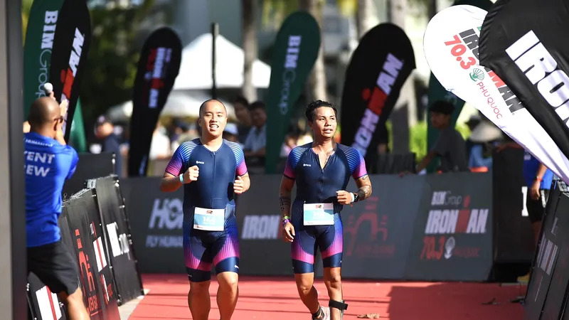 Võ Huỳnh Anh Khoa (phải) và Phan Huy Khôi tại sự kiện Ironman 70.3.