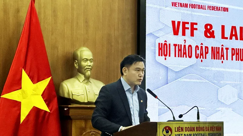 Phó Chủ tịch VFF Trần Anh Tú phát biểu tại Hội thảo