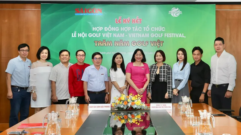 Phó TBT Báo SGGP Bùi Thị Hồng Sương và đại diện Công ty TNHH Ngôi sao giải trí Toàn Cầu tại buổi lễ ký kết hợp tác. Ảnh: DŨNG PHƯƠNG