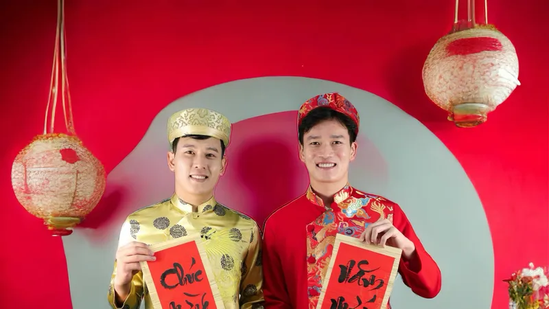 Nguyễn Hoàng Đức với trang phục truyền thống và lời chúc mừng năm mới trên trang cá nhân