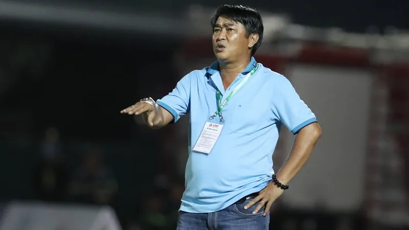 HLV Trần Minh Chiến. 