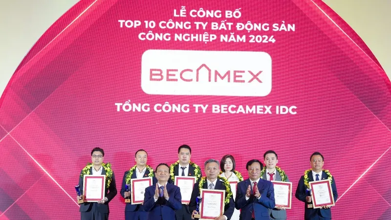 Ông Nguyễn Văn Thanh Huy – Phó Tổng Giám đốc Tổng công ty Becamex IDC nhận Cúp và Giấy chứng nhận TOP10 Công ty Bất động sản công nghiệp uy tín năm 2024.