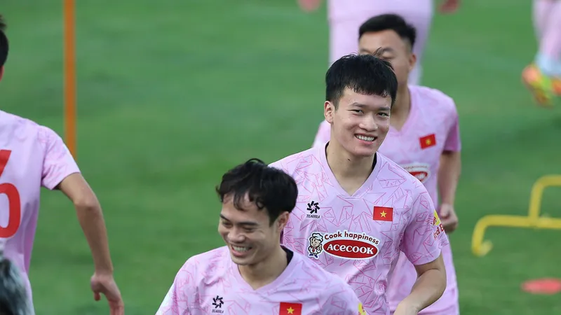 Hoàng Đức cùng các đồng đội trên sân tập ngày 3-6