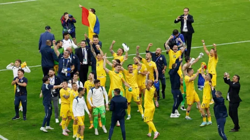 Niềm vui của các cầu thủ Romania sau khi giành ngôi nhất bảng E. Ảnh: The Guardian