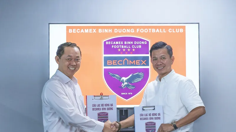 Chủ tịch CLB Becamex Bình Dương, ông Hồ Hồng Thạch cùng HLV Hoàng Anh Tuấn tại buổi ký hợp đồng trưa 4-7