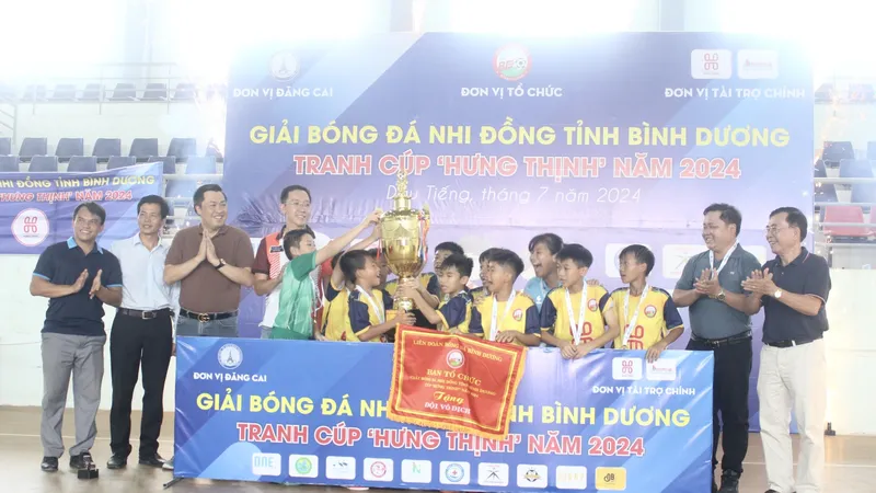 Ban tổ chức trao Huy chương vàng và Cúp vô địch cho đội Nhi đồng Thủ Dầu Một