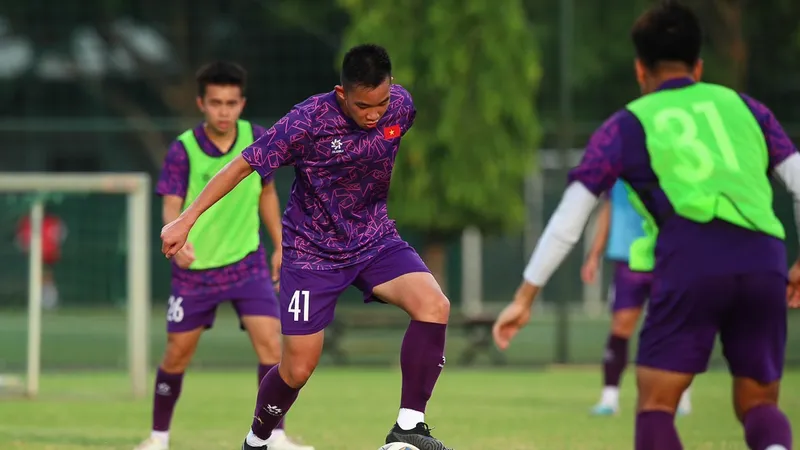 Tiền vệ Việt kiều Czech Hồ Hữu Hưng đã hội quân cùng U19 Việt Nam. 