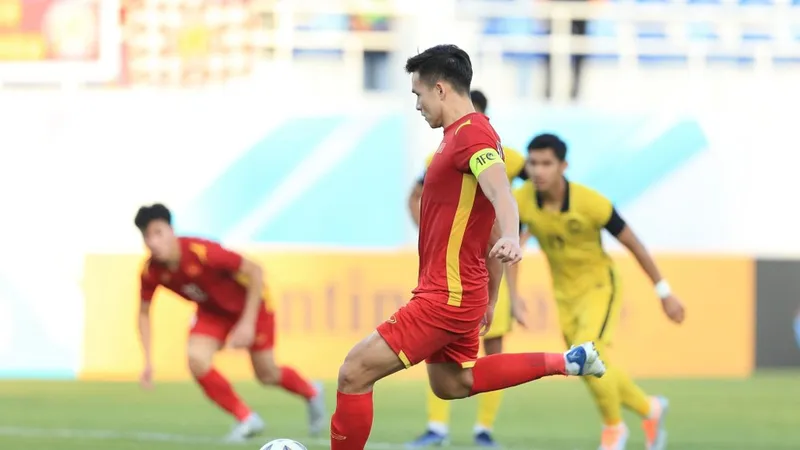 Bùi Hoàng Việt Anh sớm chia tay đội tuyển Việt Nam ở đội hội quân FIFA Days tháng 9 vì chấn thương.