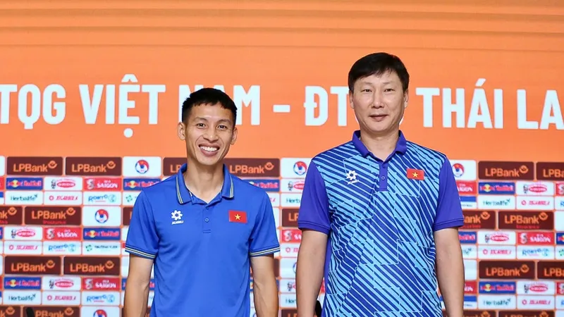 HLV Kim Sang-sik và tiền vệ Đỗ Hùng Dũng tại buổi họp báo