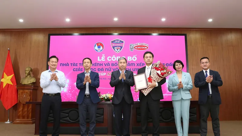Lãnh đạo VFF trao tặng hoa đến ngày tài trợ sau lễ ký hợp đồng