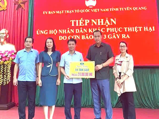Đoàn trao tặng 10 tấn gạo tại Ủy ban Mặt trận Tổ quốc tỉnh Tuyên Quang