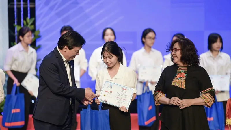 Tổng giám đốc Công ty cổ phần phân bón Bình Điền Ngô Văn Đông trao học bổng cho các bạn tân sinh viên tại chương trình