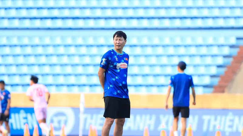 HLV Kim Sang-sik cùng các học trò trên sân Thiên Trường chiều 11-10. Ảnh: MINH HOÀNG