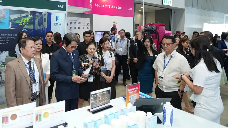 Khách thăm quan gian hàng trưng bày của Tetra Pak tại Propak Vietnam 2025. Ảnh: K.NGUYỄN