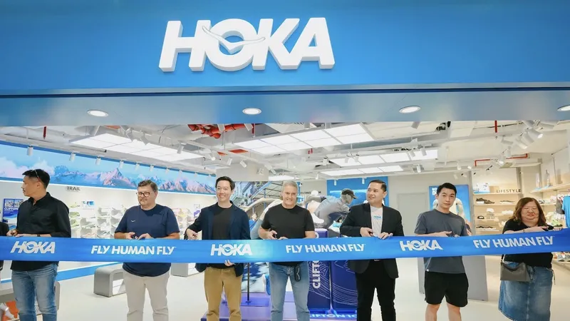 Đại diện Central Retail, CBS, HOKA và Trung tâm Saigon Centre cùng cắt băng khánh thành cửa hàng HOKA Saigon Centre.