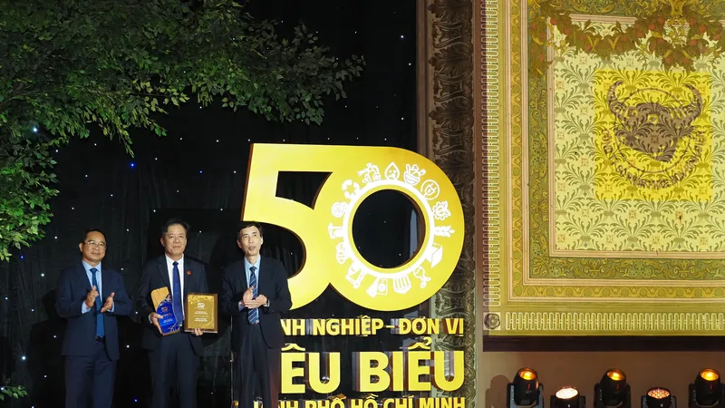 Chủ tịch UBND TPHCM Nguyễn Văn Được trao bảng danh vị cho ông Ngô Văn Đông - Tổng giám đốc Công ty CPPB Bình Điền.