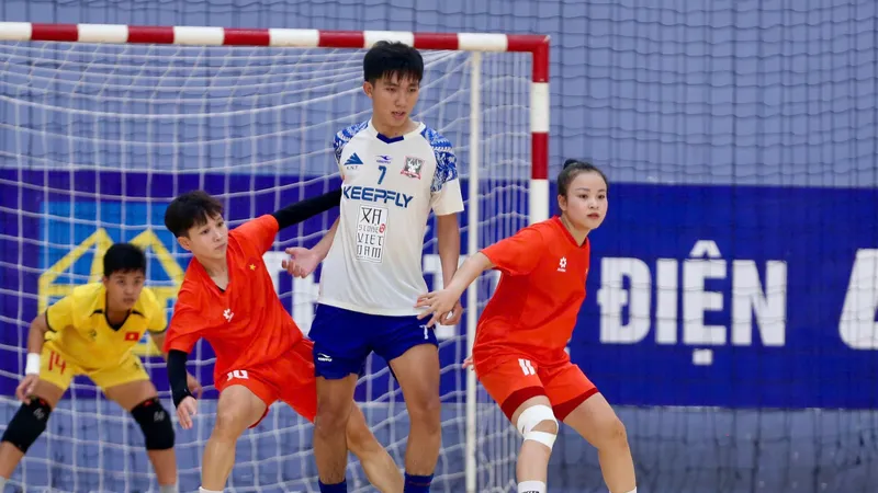 Đội tuyển futsal nữ Việt Nam bất phân thắng bại cùng Xạ Store vào sáng 18-4. Ảnh: VFF