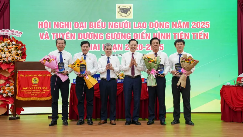 Lãnh đạo Tập đoàn Hoá chất Việt Nam khen thưởng Ban điều hành Công ty CPPB Bình Điền.