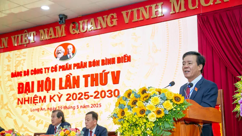 Bí thư Đảng uỷ Công ty CPPB Bình Điền Ngô Văn Đông phát biểu tại đại hội sáng 19-5.