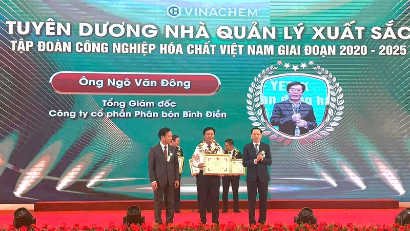 Ông Ngô Văn Đông - TGĐ Cty CPPB Bình Điền - được vinh danh là Nhà quản lý xuất sắc Tập đoàn Công nghiệp Hóa chất Việt Nam giai đoạn 2020-2025.