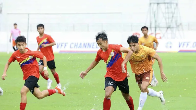 Các cầu thủ U21 TPHCM (áo đỏ) đã chơi rất ấn tượng để đánh bại HAGL 1, giành vé vào vòng bán kết. Ảnh: TRÚC GIANG