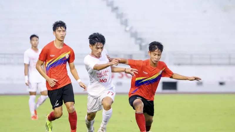 U21 TPHCM đã có màn so tài giàu cảm xúc với U21 Thể Công Viettel (áo trắng) trong trận bán kết. Ảnh: TRÚC GIANG