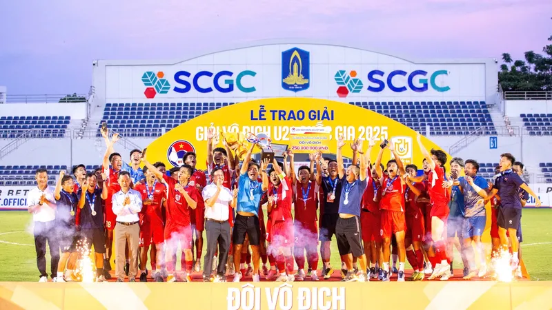 Thầy trò U21 PVF trên bục vô địch giải U21 quốc gia năm 2025. Ảnh: TRÚC GIANG