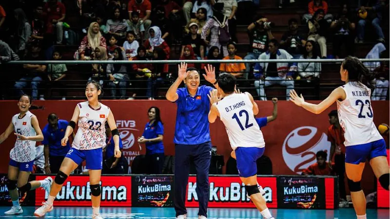 Thầy trò đội tuyển bóng chuyền nữ trẻ VIệt Nam đã có trải nghiệm đặc biệt ở sân chơi thế giới. Ảnh: FIVB