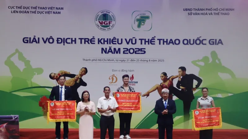Ban tổ chức trao giải cho những đoàn có thành tích xuất sắc nhất tại Giải Khiêu vũ thể thao quốc gia năm 2025. Ảnh: TRÚC GIANG 