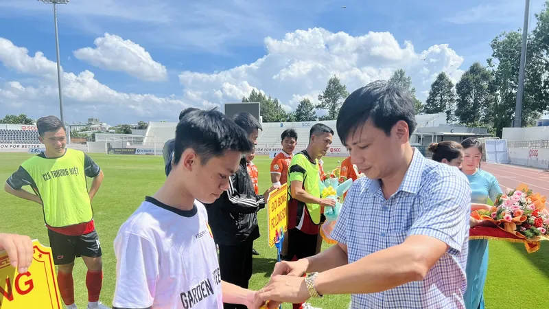 Ban tổ chức trao cờ lưu niệm cho các đội tham dự giải. Ảnh: TRÚC GIANG