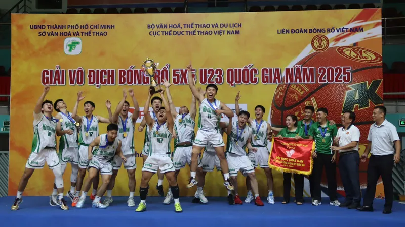 Đội TPHCM giành ngôi quán quân ở nội dung nam. Ảnh: TRÚC GIANG