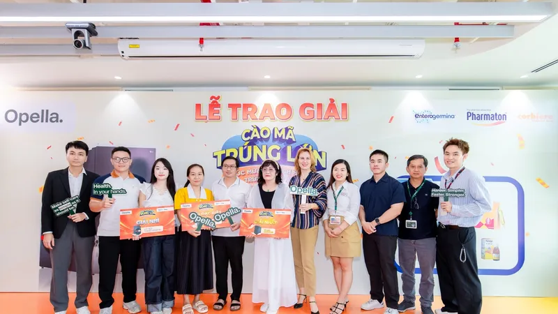 Đại diện Opella Việt Nam trao giải cho các khách hàng may mắn.