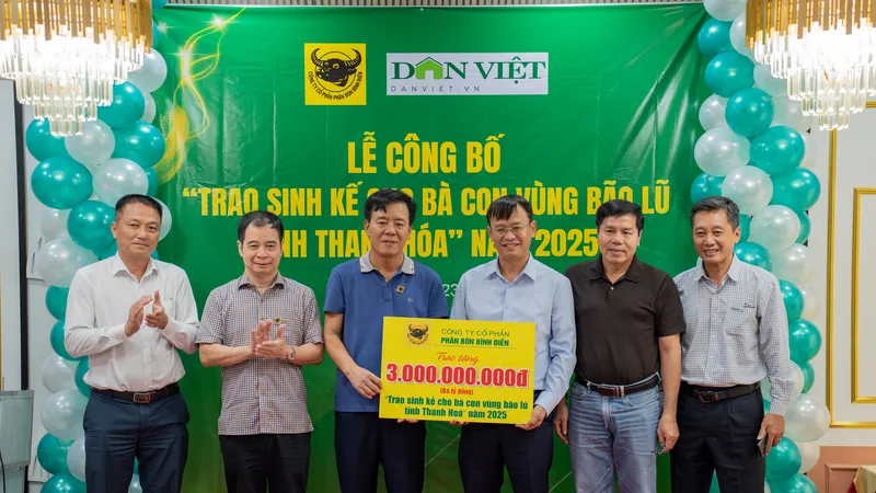 Tổng Giám đốc Công ty CPPB Bình Điền Ngô Văn Đông trao kinh phí hỗ trợ đồng bào Thanh Hoá tái thiết sau bão lũ.