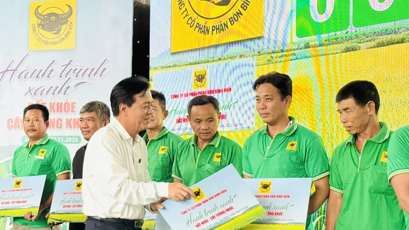 Tổng Giám đốc Công ty Cổ phần Phân bón Bình Điền Ngô Văn Đông trao tặng gói sản phẩm phân bón Đầu Trâu Bio-Canxi và giải pháp kỹ thuật chương trình “Hành trình xanh - Đất khỏe - Cây trồng khỏe” cho nông dân. 