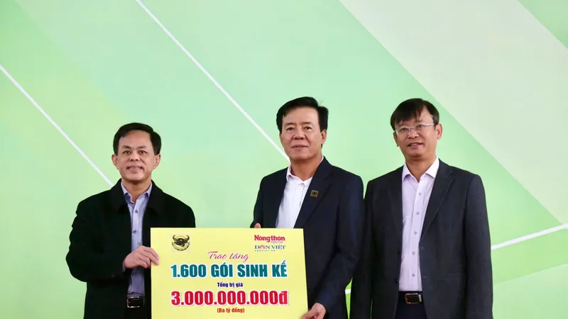 Ông Ngô Văn Đông (giữa) – TGĐ Cty CP Phân bón Bình Điền - và Tổng biên tập báo NTNN Nguyễn Văn Hoài (bên phải) trao 1.600 gói sinh kế cho xã Nông Cống (Thanh Hoá).