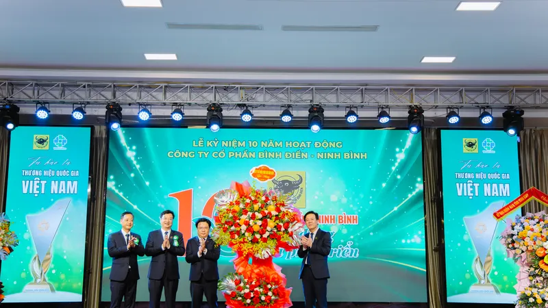 Ông Ngô Văn Đông - Chủ tịch HĐQT Công ty - tặng hoa ghi nhận những thành tích mà Công ty CP Bình Điền Ninh Bình đạt được.