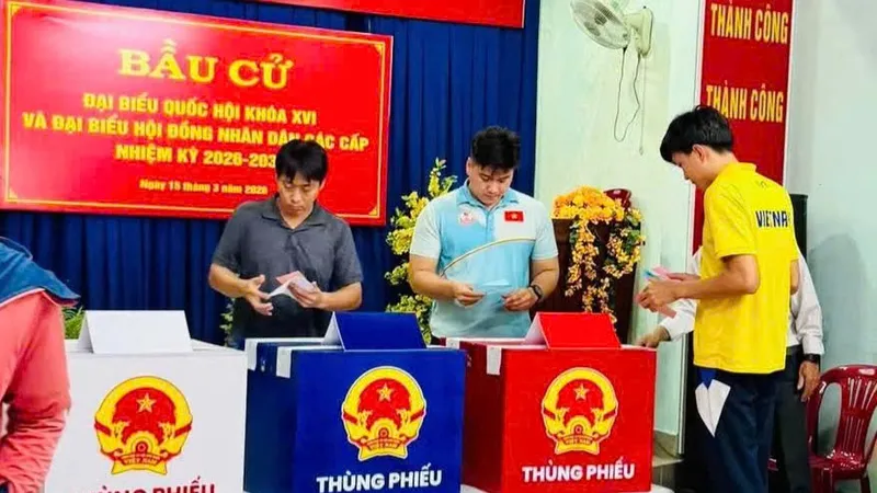Các HLV, VĐV của Trung tâm Huấn luyện thể thao quốc gia tại các điểm bỏ phiếu.