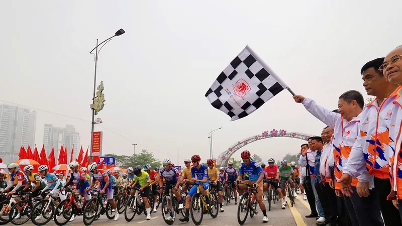 Đồng chí Dương Anh Đức, Ủy viên Ban thường vụ Thành ủy, Trưởng ban Tuyên giáo và Dân vận Thành ủy TPHCM phất cờ lệnh xuất phát chặng thi đấu đầu tiên của cuộc đua vào sáng ngày 3-4. Ảnh: HOÀNG HÙNG