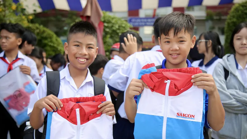 “Áo ấm đến trường” tiếp sức học sinh nghèo hiếu học