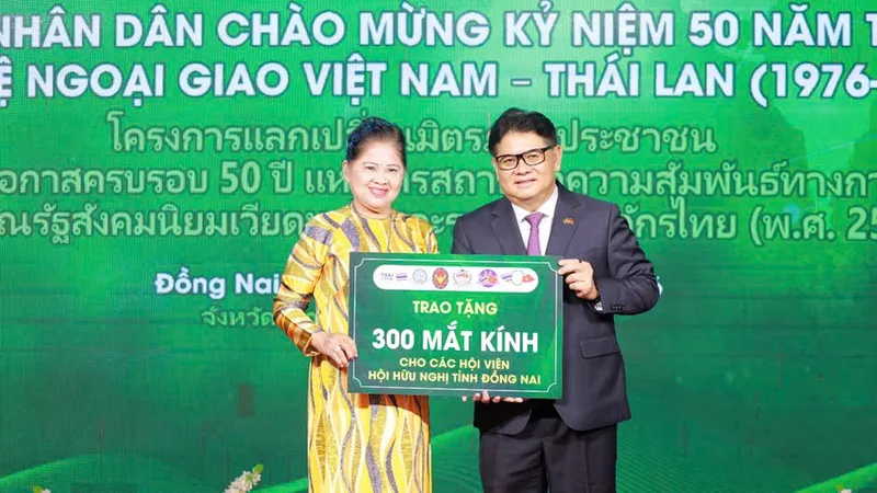 Ông Montri Suwanposri, Phó chủ tịch C.P. Việt Nam, trao tặng mắt kính cho hội viên Hội Hữu nghị Việt Nam - Thái Lan tỉnh Đồng Nai.